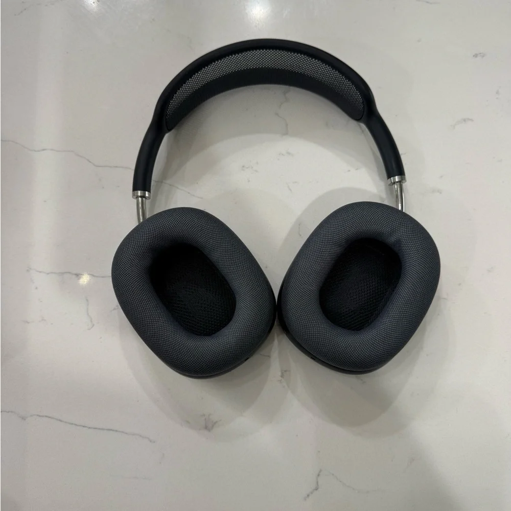 Barely Used Apple AirPods Max (MGYH3AM/A) Wireless OverEar Headphones Space Gray